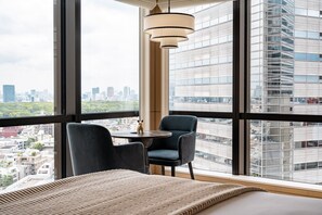 Suite estudio, 1 cama King size (High Floor) | Ropa de cama de alta calidad, edredón y minibar