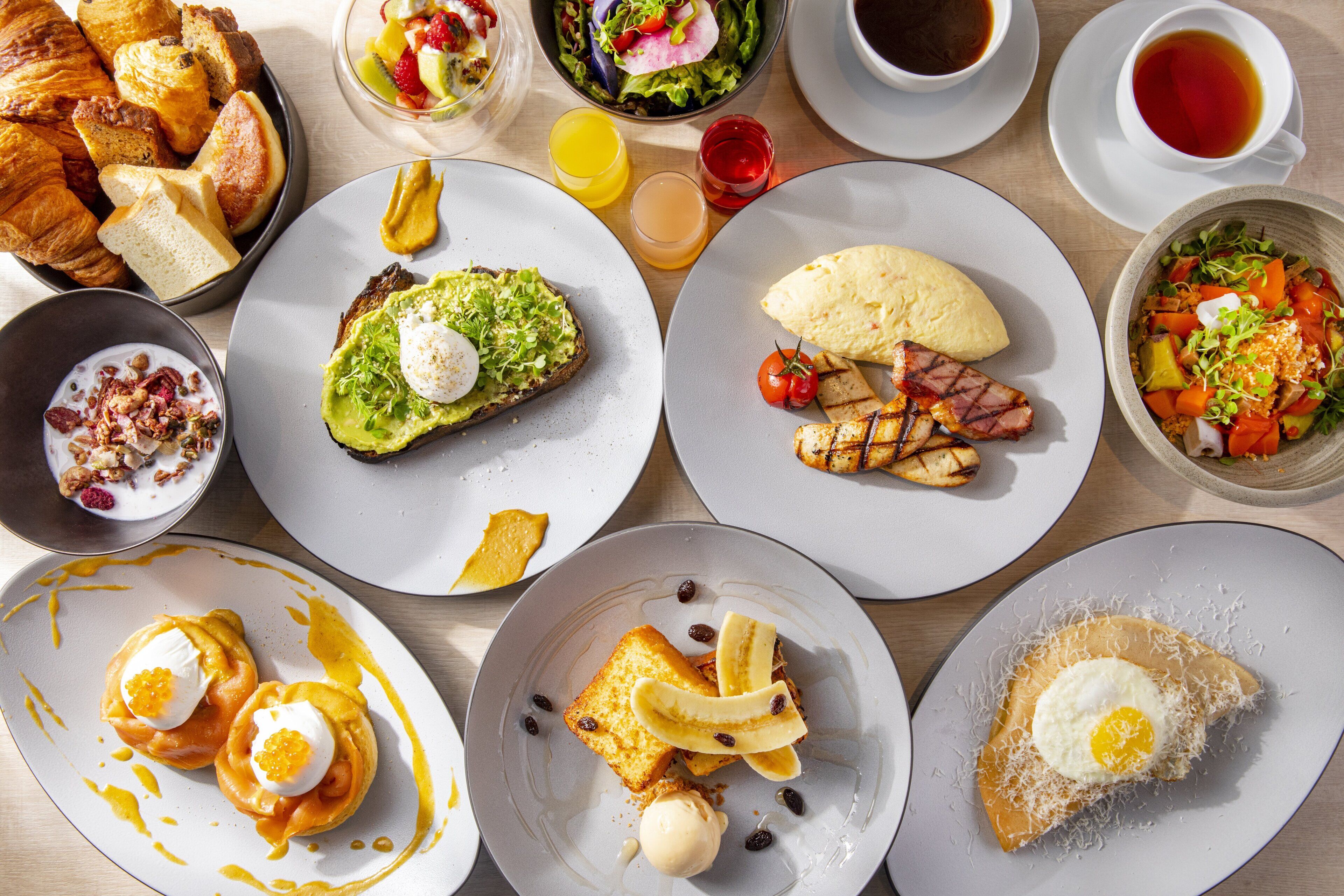 Breakfast, lunch, dinner and brunch served