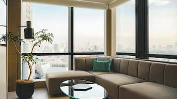 Suíte estúdio, 2 camas de solteiro (High Floor) | Roupas de cama premium, edredons de pluma, cofres nos quartos