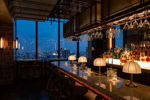 Bar en la azotea, con mesas al aire libre, abre todos los días