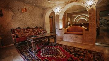 King Cave Suite | ๊ฑฐ์ค ๊ณต๊ฐ