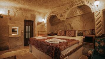 Family Cave Suite | ๋ฏธ๋๋ฐ, ๊ฐ๊ฐ ๋ค๋ฅธ ์คํ์ผ์ ์ธํ
๋ฆฌ์ด, ์ฑ
์, ๋
ธํธ๋ถ ์์
๊ณต๊ฐ