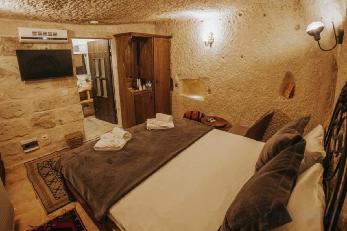 Standard Cave Room