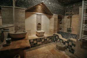 Family Cave Suite | Badrum | Dusch, duschhuvud med massagefunktion och gratis toalettartiklar
