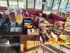 Frukostbuffé varje dag mot avgift