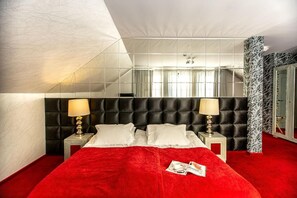 Decoración personalizada, muebles diferentes y cortinas blackout 