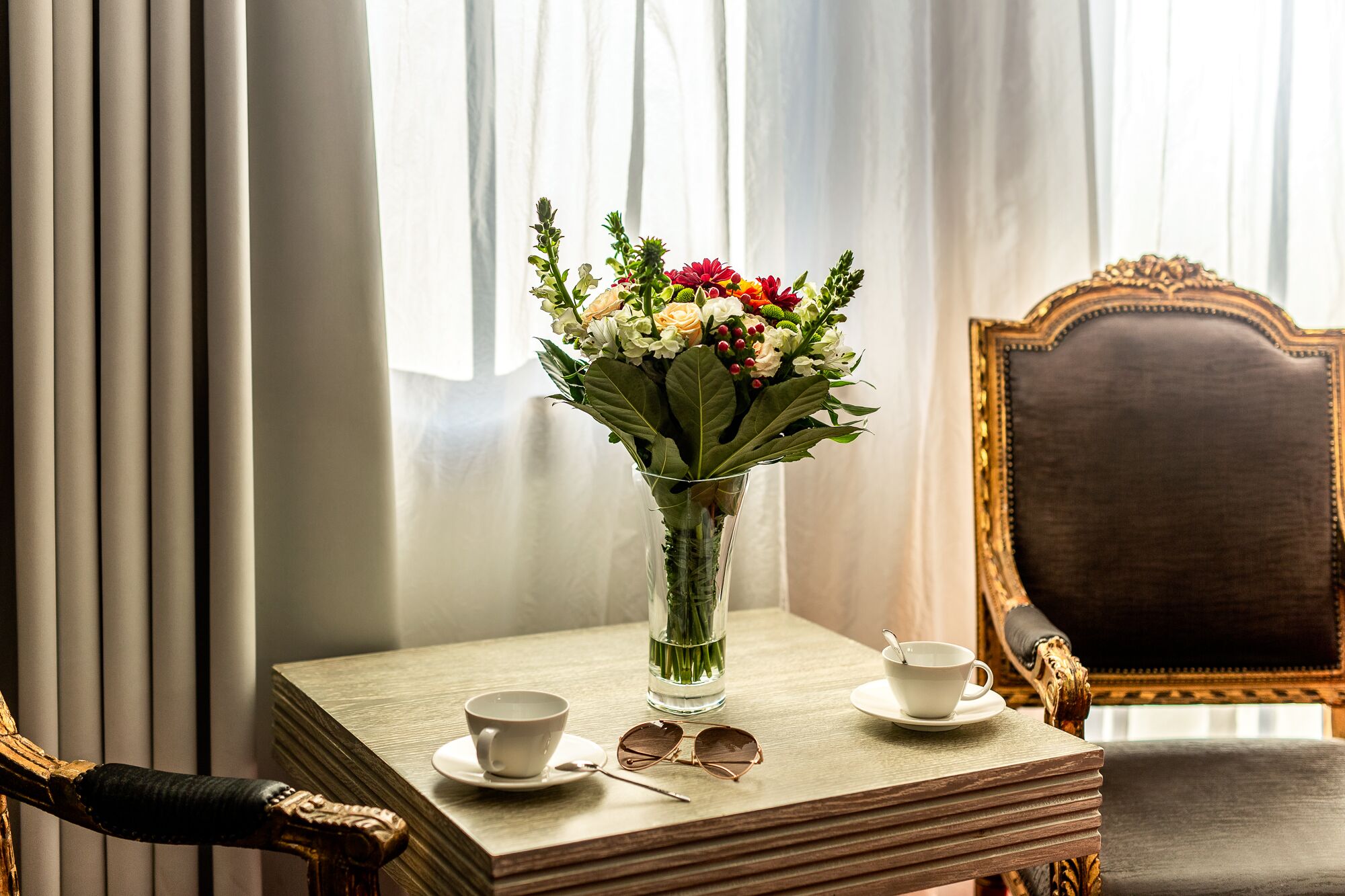 Decoración personalizada, muebles diferentes y cortinas blackout 