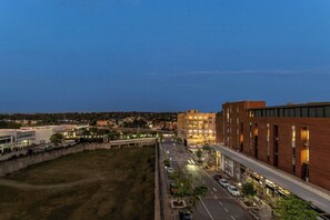 Hypo-allergenic bedding, in-room safe, individually furnished, desk - Marriott Executive Apartments Johannesburg, Melrose Arch (Johannesburg)