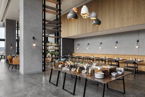 Colazione a buffet a pagamento, servita tutte le mattine 