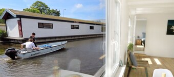 Sunny houseboat near Amsterdam & windmills!