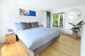 2 quartos, cofres nos quartos, ferros/tábuas de passar roupa