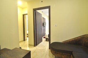 Family AC Room | Egyptian cotton sheets, premium bedding, desk, iron/ironing board - Hotel Shreesh Kolkata (Kolkata)