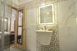 Suite AC Room | Baño | Regadera, regadera tipo lluvia, amenidades de baño gratuitas, pantuflas 