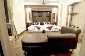 Premium AC Room | Roupas de cama de algodão egípcio, roupas de cama premium, escrivaninha