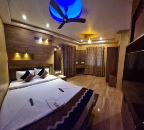 Suite AC Room | Egyptian cotton sheets, premium bedding, desk, iron/ironing board - Hotel Shreesh Kolkata (Kolkata)