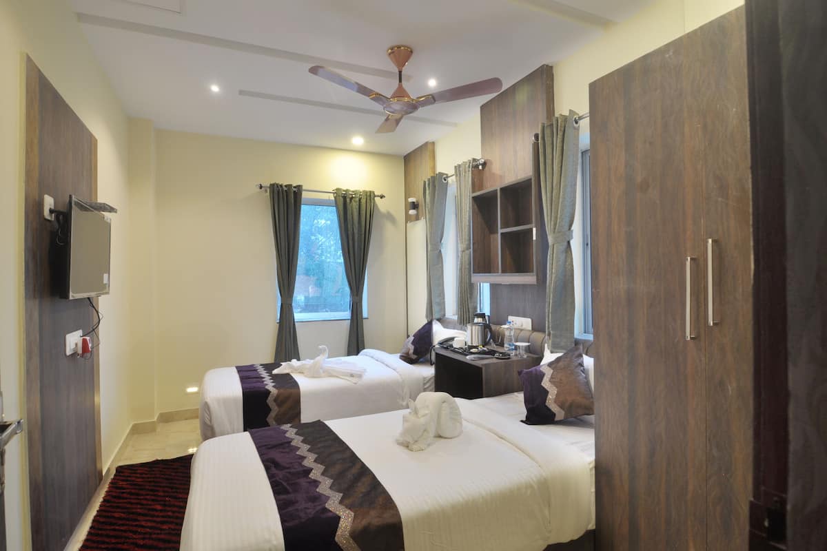Family AC Room | Egyptian cotton sheets, premium bedding, desk, iron/ironing board