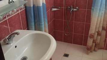 Triple Room | Bathroom sink