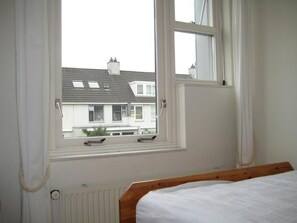 Blackout curtains, free WiFi, bed sheets - Wim's Place (Hoofddorp)