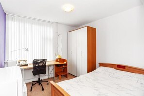 Cortinas blackout, wifi gratis y ropa de cama 