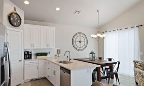 Townhome, 3 Bedrooms | Private kitchen | Fridge, microwave, oven, stovetop - Spacious Villa 5 minutes to Lake State park by Redawning (Washington)