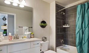 Townhome, 3 Bedrooms | Bathroom | Hair dryer, towels