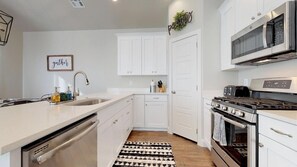 Maison mitoyenne, 3 chambres | Cuisine privée | Réfrigérateur, four, cafetière/bouilloire, grille-pain