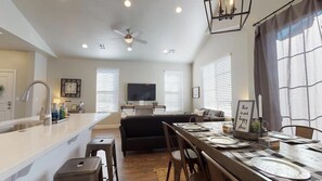 Maison mitoyenne, 3 chambres | Cuisine privée | Réfrigérateur, four, cafetière/bouilloire, grille-pain