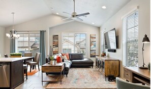 Casa de ciudad, 3 habitaciones | Sala de estar | Smart TV 