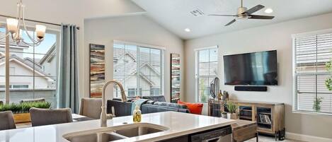 タウンホーム 3 ベッドルーム | 専用キッチン | 冷蔵庫、オーブン、コーヒー / ティーメーカー、トースター