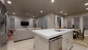 Townhouse, 4 kamar tidur | Dapur pribadi | Mesin pembuat kopi/teh, lemari es, microwave, dan oven