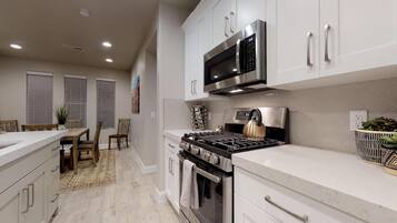 Townhome, 4 Bedrooms | Private kitchen | Fridge, microwave, oven, stovetop