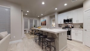 Townhouse, 4 kamar tidur | Dapur pribadi | Mesin pembuat kopi/teh, lemari es, microwave, dan oven