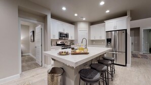 Townhouse, 4 kamar tidur | Dapur pribadi | Mesin pembuat kopi/teh, lemari es, microwave, dan oven