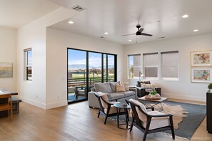 콘도, 침실 3개 | 거실