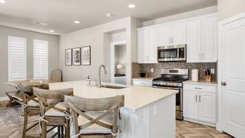 Byhus - 4 soveværelser | Privat køkken | Køleskab, ovn, kaffe-/temaskine, brødrister