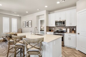 Casa de ciudad, 4 habitaciones | Cocina privada | Refrigerador, horno, cafetera y tetera y tostadora