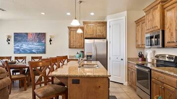 Townhome, 4 Bedrooms | Private kitchen | Fridge, oven, coffee/tea maker, toaster