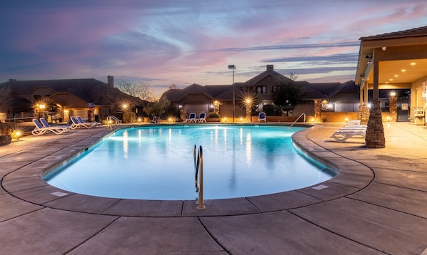 Resortwoning, 4 slaapkamers | Zwembad | Een buitenzwembad, een verwarmd zwembad