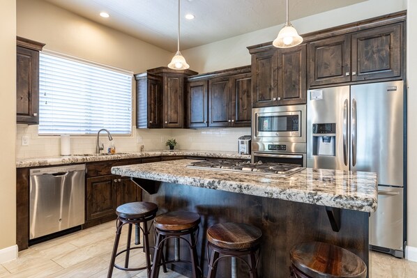 Casa de ciudad, 3 habitaciones | Cocina privada | Refrigerador, horno, cafetera y tetera y tostadora 