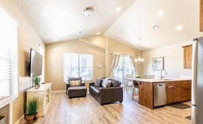 联排别墅, 3 间卧室 | 起居区 | 智能电视