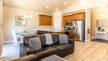 Townhouse, 3 soverom | Oppholdsområde | Smart-TV