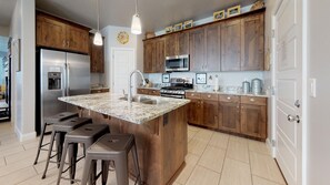 Maison mitoyenne, 3 chambres | Cuisine privée | Réfrigérateur, four, cafetière/bouilloire, grille-pain