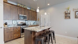 Townhome, 3 Bedrooms | Private kitchen | Fridge, oven, coffee/tea maker, toaster - Southern Comfort 3 Bedroom Apts by RedAwning (Washington)