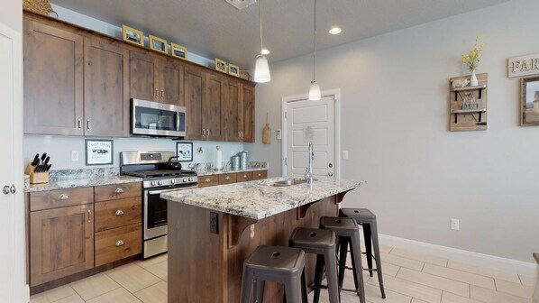 Townhome, 3 Bedrooms | Private kitchen