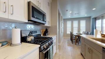 Townhome, 4 Bedrooms | Private kitchen | Fridge, microwave, oven, stovetop