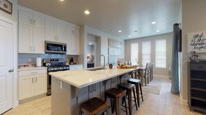 Stadtwohnung, 4 Schlafzimmer | Eigene Küche | Kühlschrank, Mikrowelle, Ofen, Herdplatte