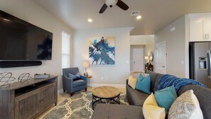 Resortwoning, 4 slaapkamers | Woonruimte | Een smart-tv en een dvd-speler