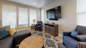 Resortwoning, 4 slaapkamers | Woonruimte | Een smart-tv en een dvd-speler