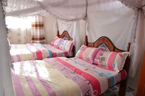 Habitación con 1 cama doble o 2 individuales | Escritorio, wifi gratis, ropa de cama