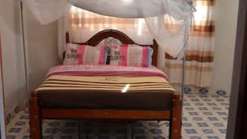 Quarto solteiro | Escrivaninha, Wi-Fi de cortesia, roupa de cama